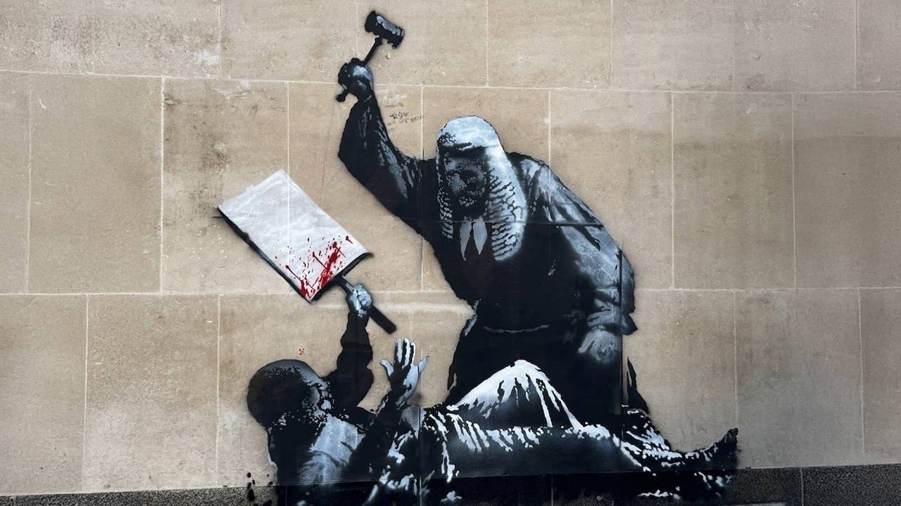 Ünlü sokak sanatçısı Banksy'den yeni eser: Protestocuya tokmakla vuran hakim
