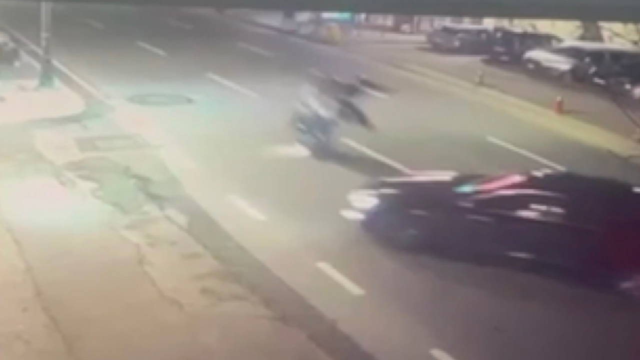 Beşiktaş’ta motosikletle otomobile çarparak takla atan 2 kişi can verdi!