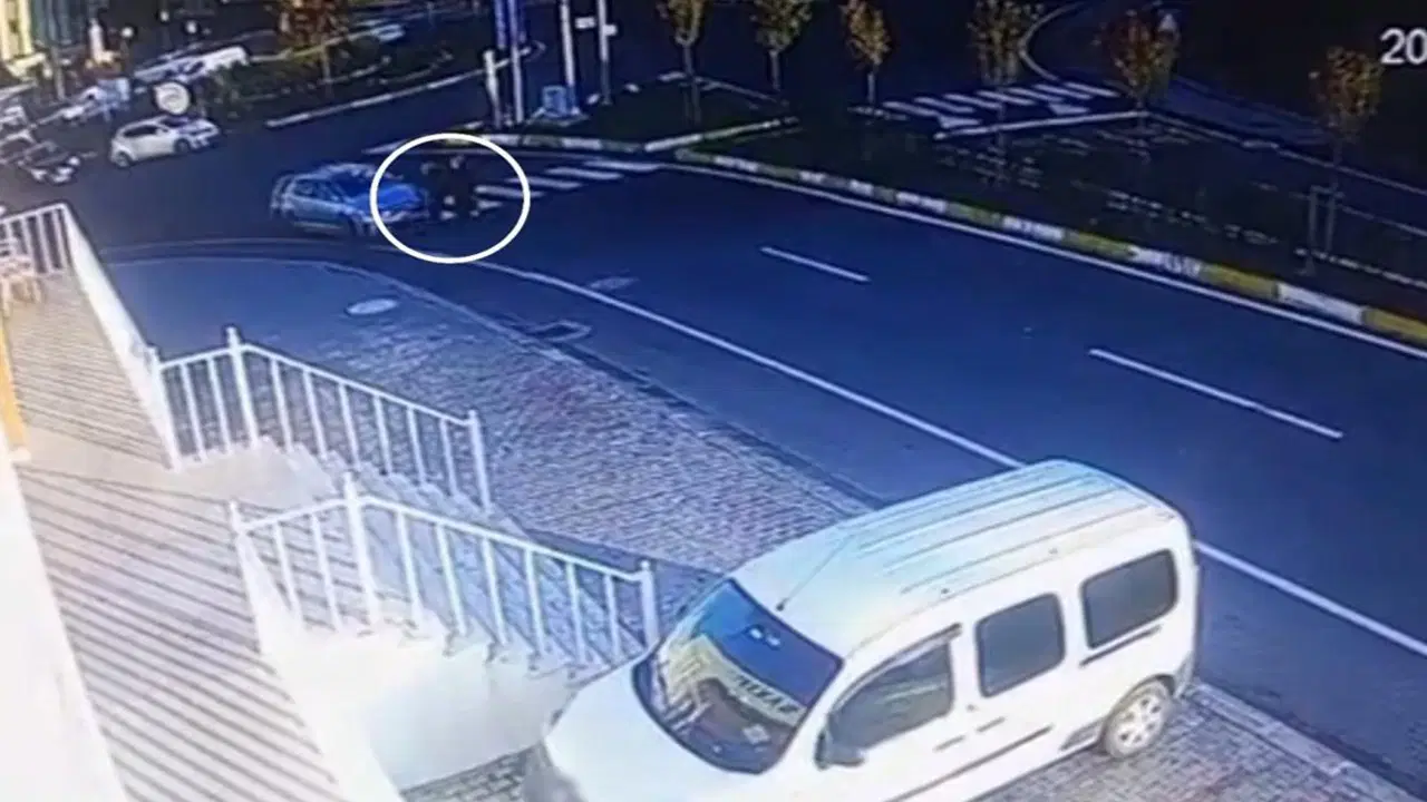 Korkunç anlar kamerada: Yaya geçidinde öğretmenleri havaya savurdu