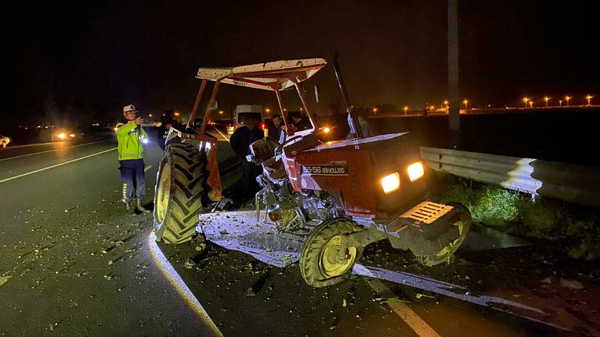 Otomobilin çarptığı traktör ikiye ayrıldı: Çok sayıda yaralı var!
