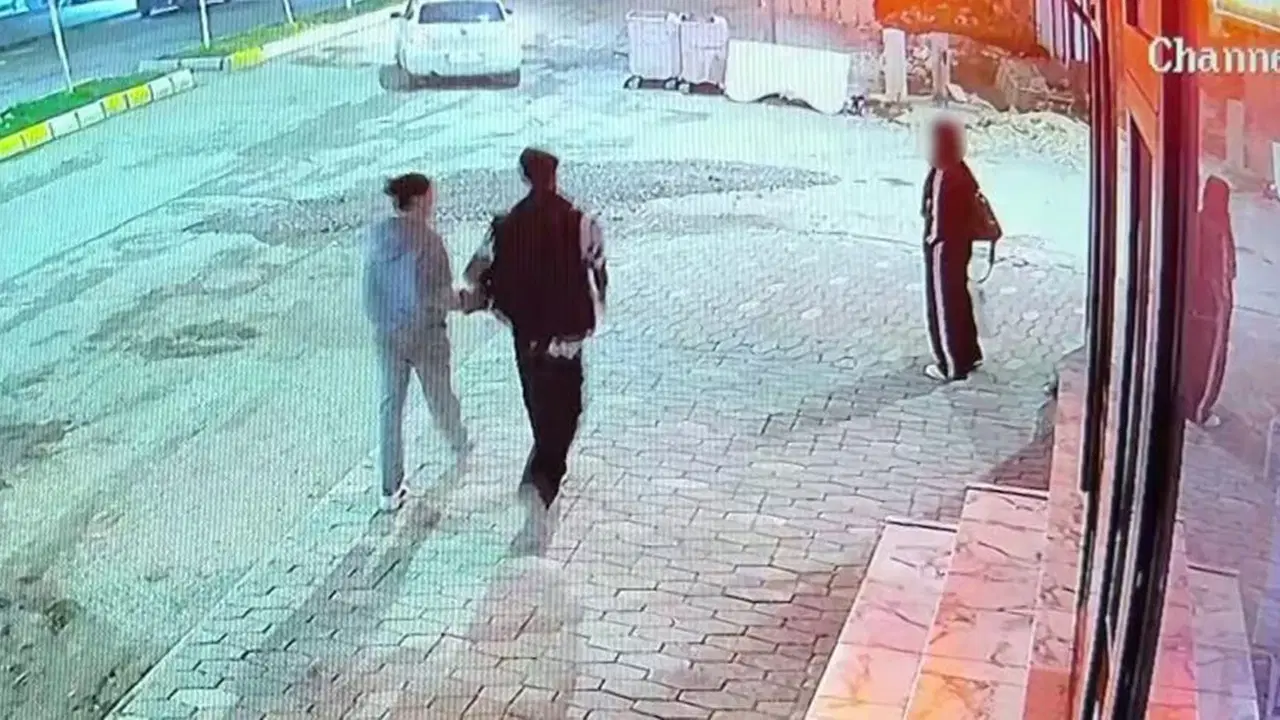 Vicdanları sızlatan anlar kamerada: Yemek yiyen kediye taşla vurdu