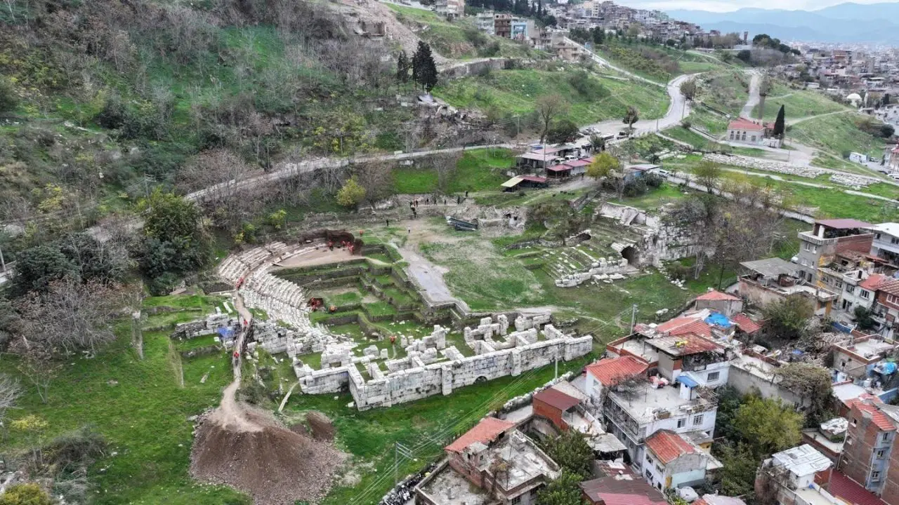 Smyrna Antik Tiyatrosu’na erişimi sağlayacak imar yolu açılıyor