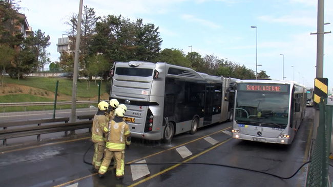 Acıbadem durağında metrobüs yangını