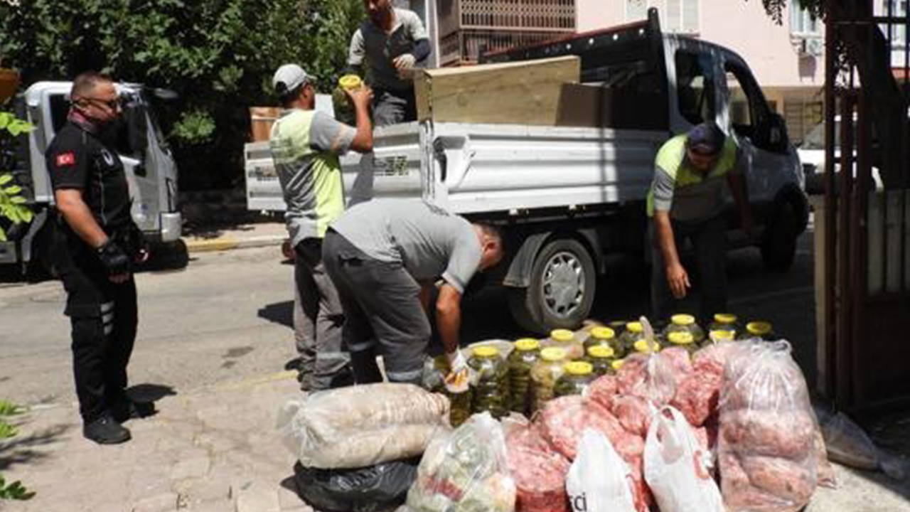 Kepez'de gıda deposuna baskın: 152 kilo et ve 20 bidon turşuya el konuldu