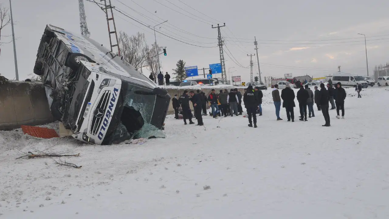 Ağrı'da feci kaza... Yolcu otobüsü devrildi: Çok sayıda kişi yaralandı!
