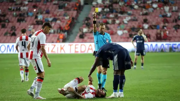 Eski hakemler, Samsunspor - Fenerbahçe maçını değerlendirdi: 'VAR bunu görmüyor mu, bu tarz durumlar için orada'