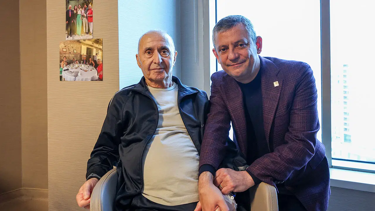 Özgür Özel, Hikmet Çetin’i hastanede ziyaret etti