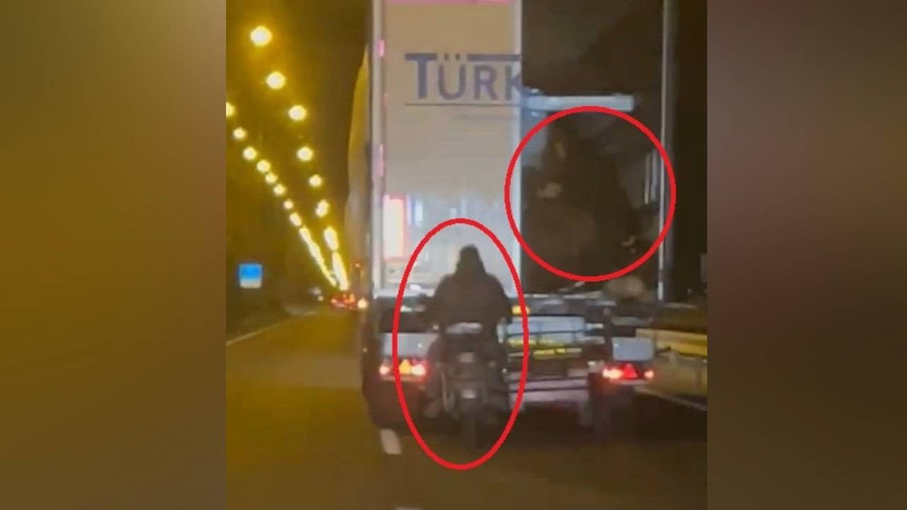 Seyir halindeki tırdan koyun hırsızlığı!