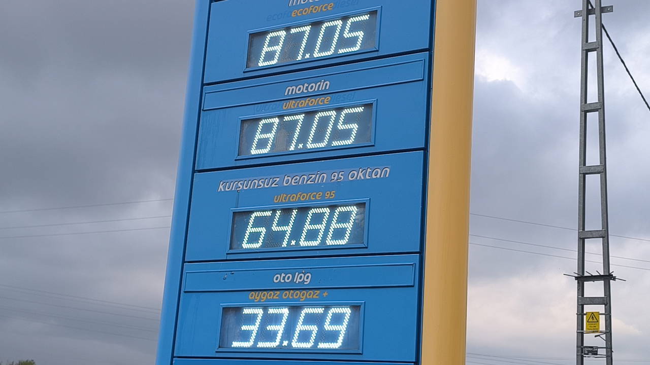 Osmaniyeli çiftçi akaryakıt zamlarına tepki gösterdi: 'Uykularımız kaçtı, tarlayı ekemiyoruz'