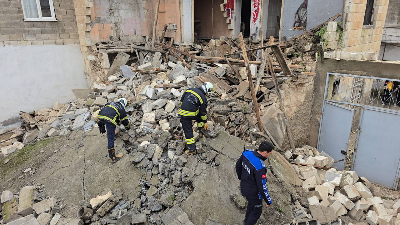 Gaziantep'te sağanak sonrası ev çöktü: Yan binada 2 kişi mahsur kaldı
