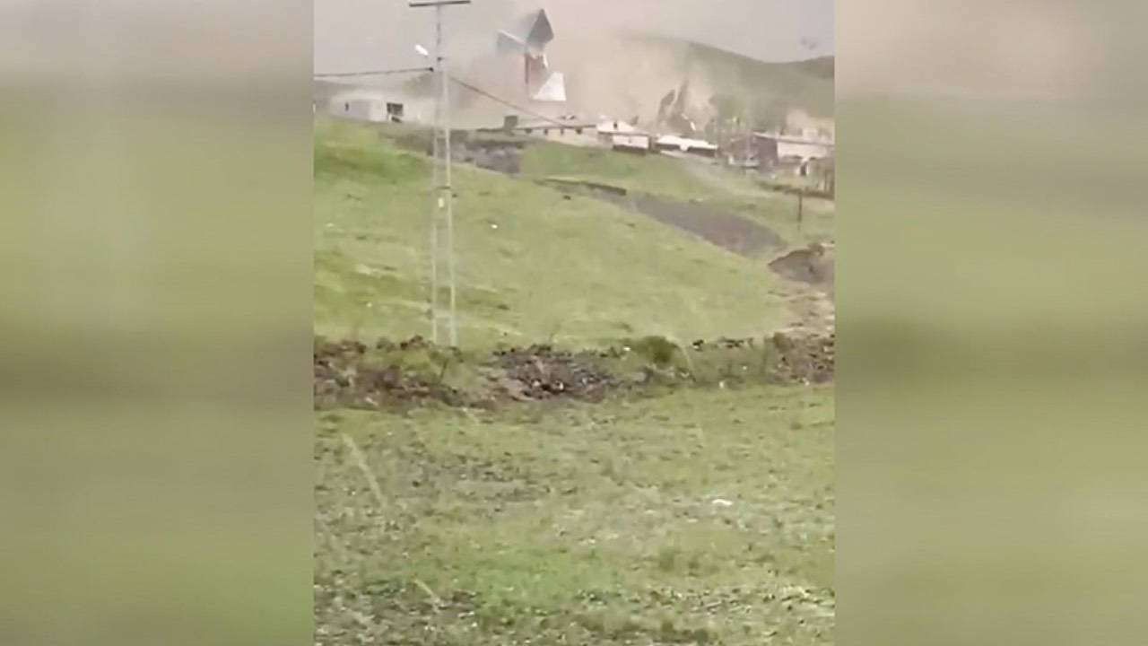 Kars'ta şiddetli fırtına bazı evlerin çatısına zarar verdi