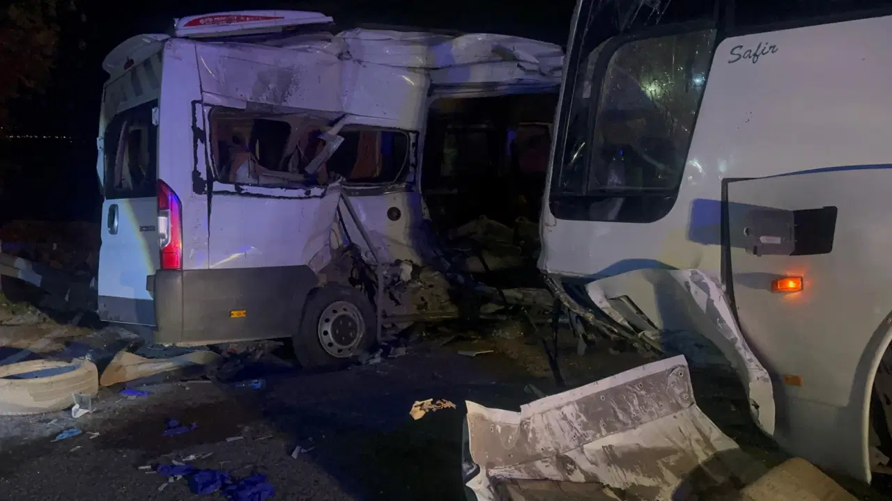 İzmir'de iki servis aracı çarpıştı: 13 yaralı var!