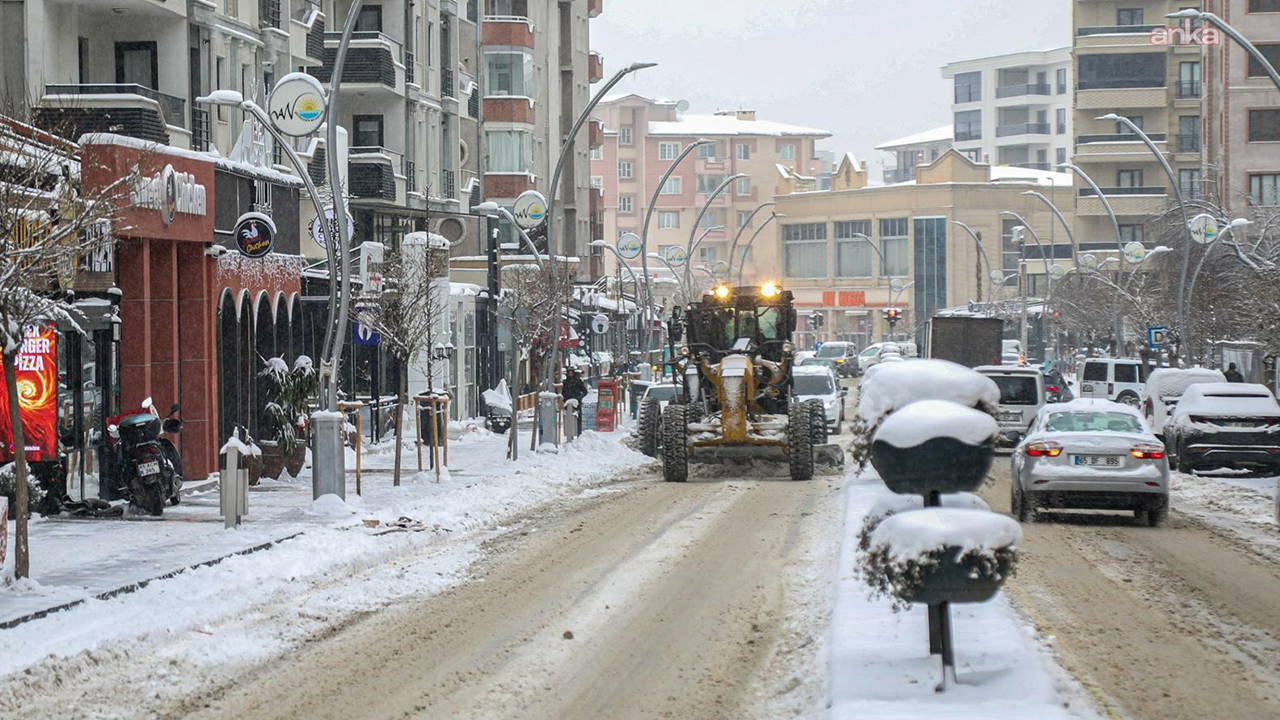 Van'da kar esareti sürüyor: 220 yerleşim yerine ulaşım sağlanamıyor