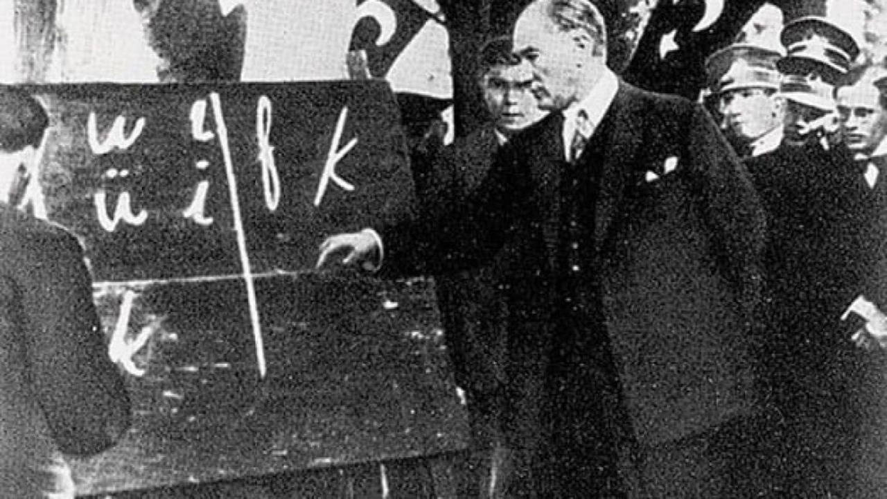 Saltanat 103 yıl önce kaldırıldı: Egemenlik ulusa geçti