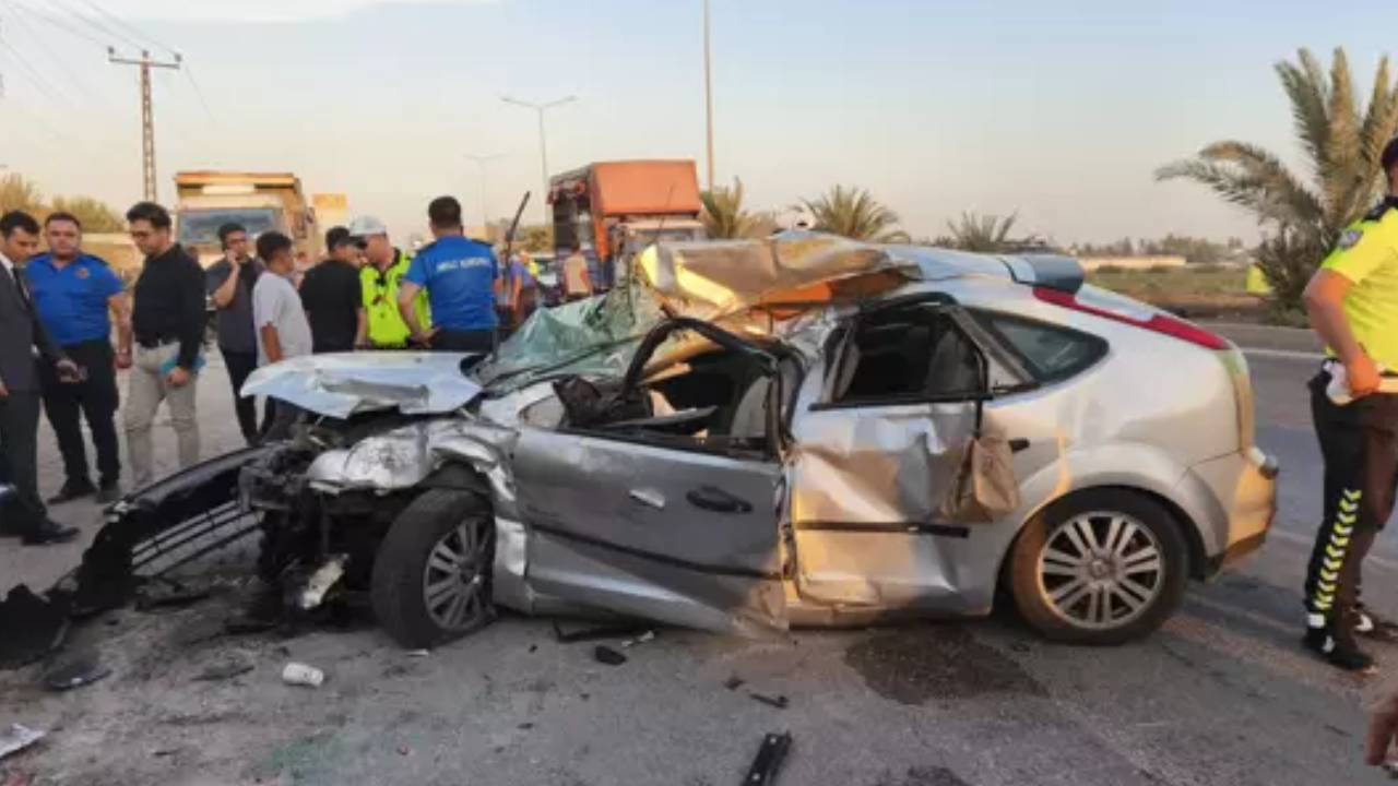 İnfaz koruma memurlarının bulunduğu otomobil hafriyat kamyonuna çarptı: 2 ölü, 1 yaralı