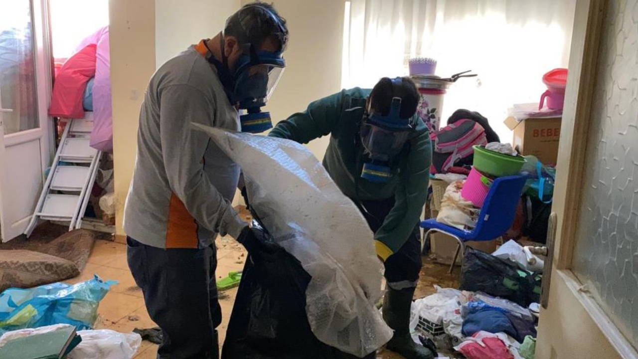 Ekipler gaz maskesiyle girdi iki günde temizledi: Evden 7 kamyonet çöp çıktı