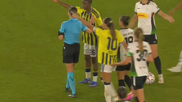 Fenerbahçe'nin Şampiyonlar Ligi maçında ilginç an: Hakem maçı erken bitirdi, saha karıştı