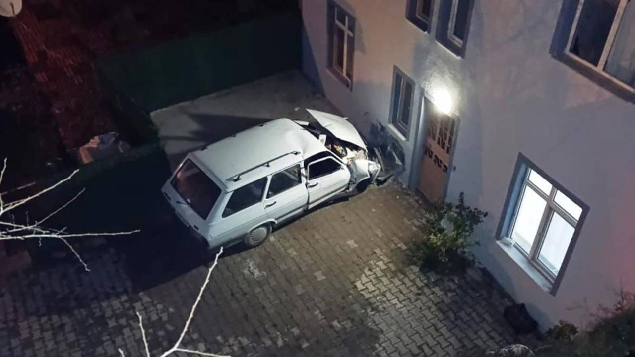 Otomobil evin duvarına çarptı: 1 ölü, 1 yaralı
