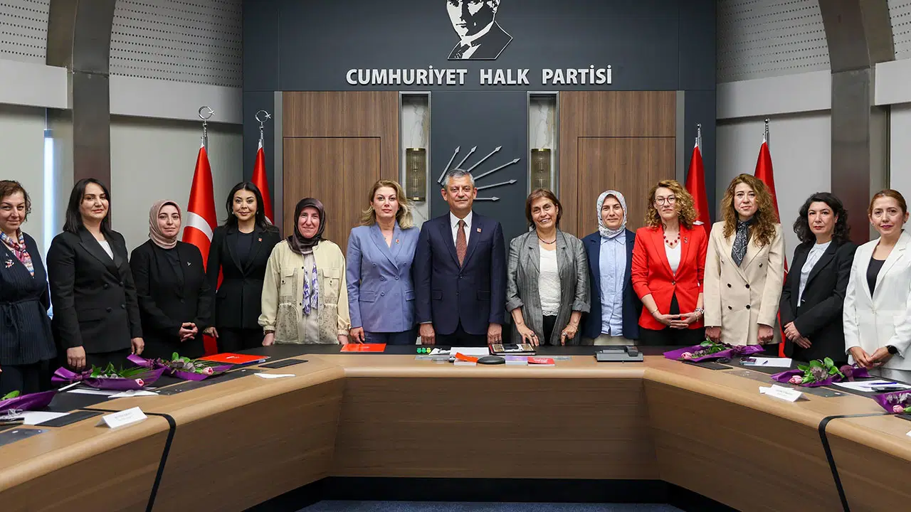 Özgür Özel, bazı siyasi partilerin kadın yöneticileriyle görüştü
