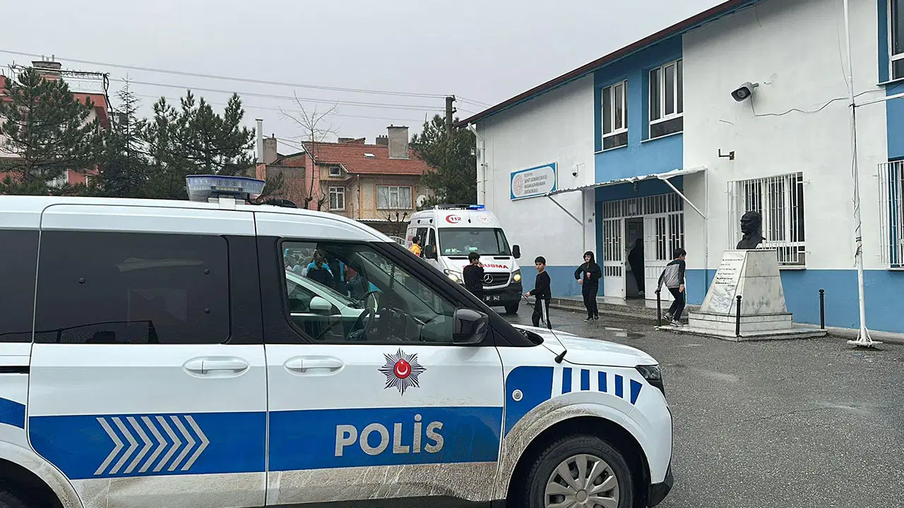 'Tarihi geçmiş çikolataların ücretsiz dağıtıldığı' iddiası: 20 öğrenci hastaneye kaldırıldı!