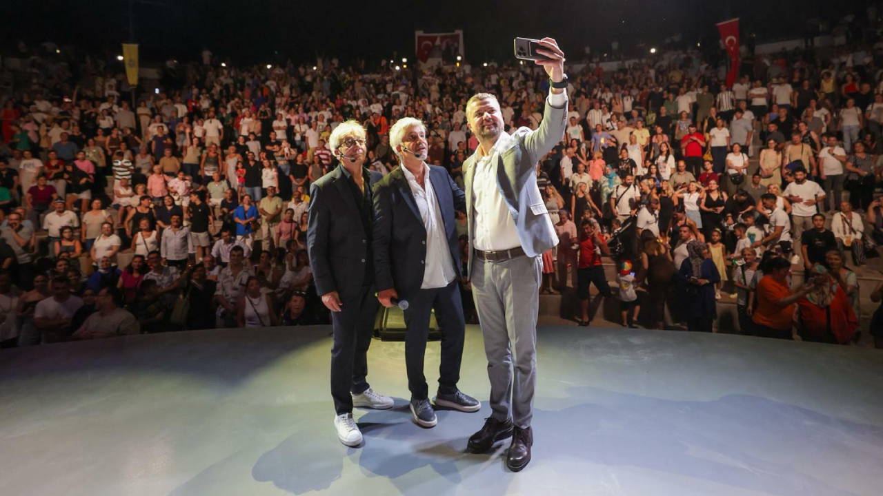 Buca'da 'Zeki & Metin Amfi Tiyatrosu' açıldı