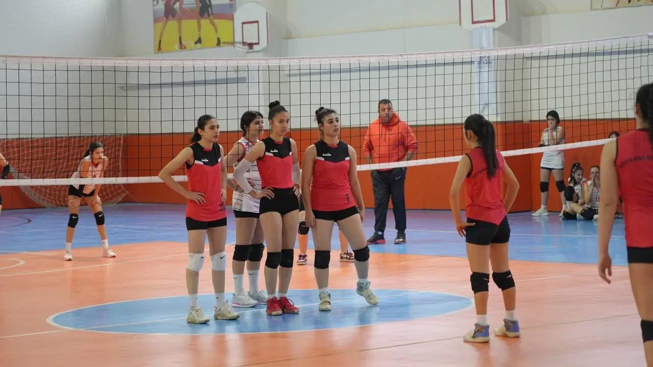 Depremin izlerini smaçlarla siliyorlar: Adıyamanlı kızların hedefi şampiyonluk