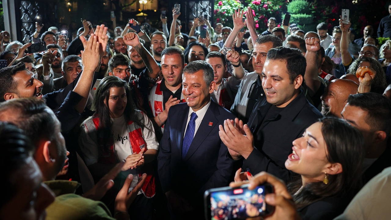 Özgür Özel'e canlı yayın çıkışı büyük sürpriz: Gençler taraf