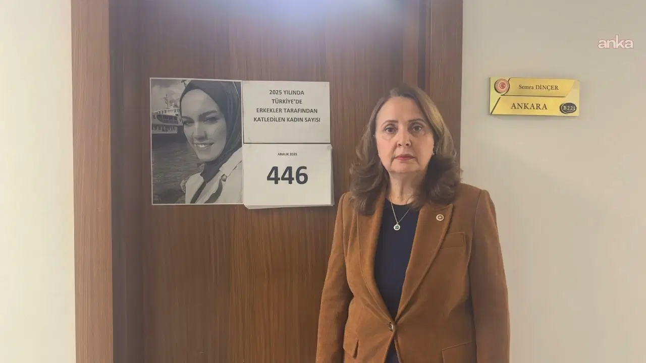 TBMM'deki odasının kapısına öldürülen kadınların fotoğrafını asan CHP'li Dinçer: 'Bunlar sadece birer sayı değil'