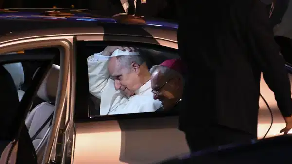 Papa 14. Leo İstanbul’da konaklayacağı Saint Esprit Katedrali’ne geldi