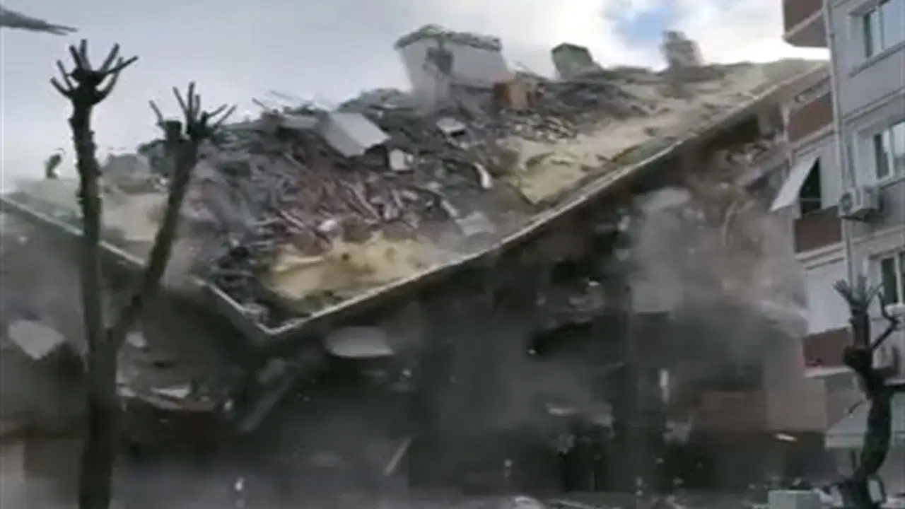 Avcılar’da 5 katlı bina yıkım sırasında çöktü