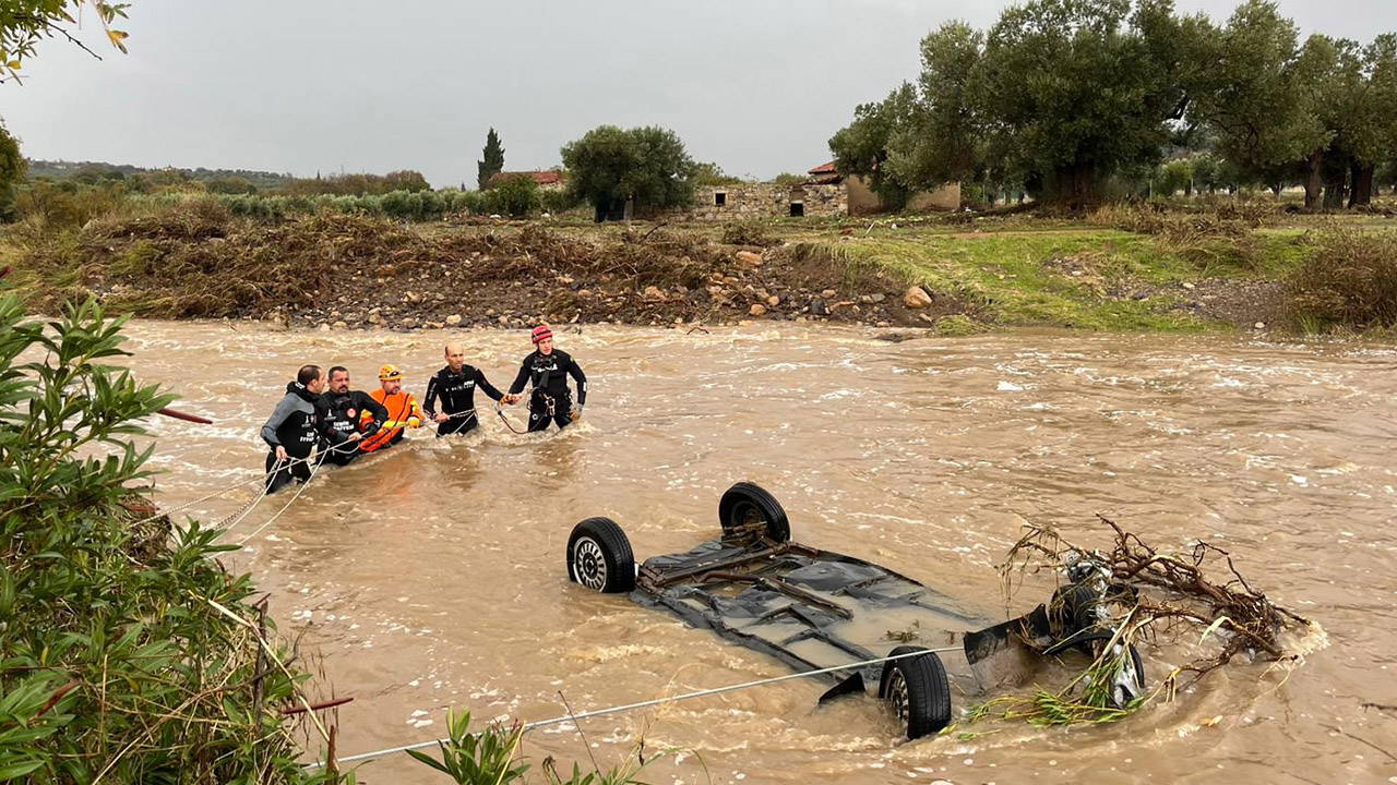 Foça'yı sel vurdu... Valilikten açıklama: 1 kişi kayıp!