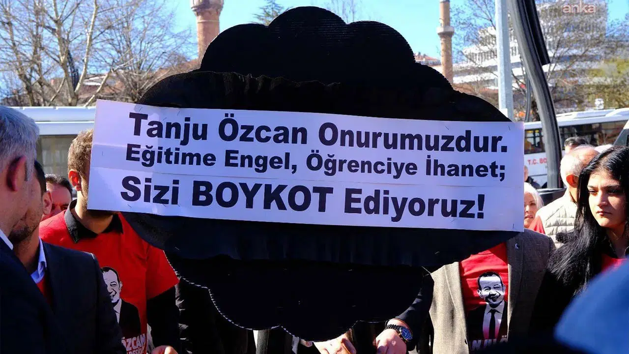 Bolu'da bazı zincir marketlere siyah çelenkli Tanju Özcan protestosu