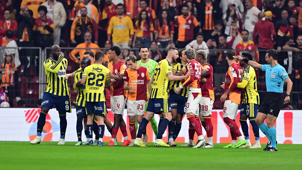 16. saniyede ortalık karıştı: Galatasaray - Fenerbahçe derbisi başlar başlamaz gerginlik