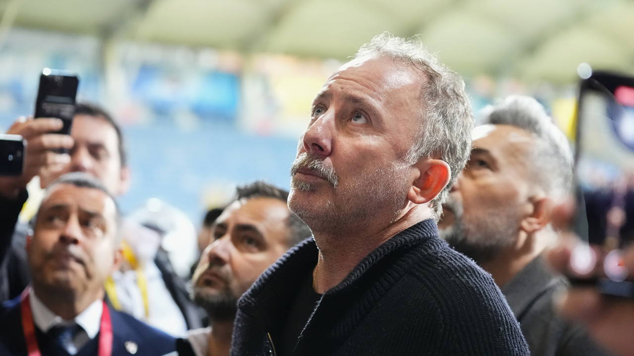 Sergen Yalçın taraftarla olan konuşmasını anlattı: 'Mutlu değiller ve haklılar'