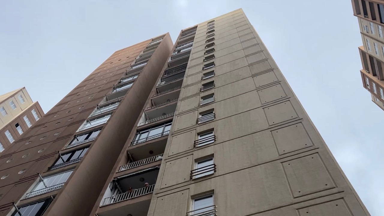 Kiralamak için baktığı 17'nci kattaki dairenin balkonundan düşüp öldü