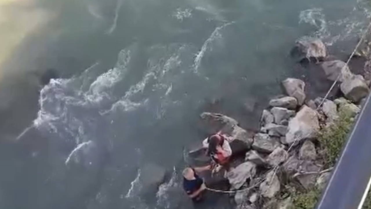 Baraj kapakları açıldı: Kadın suda mahsur kaldı