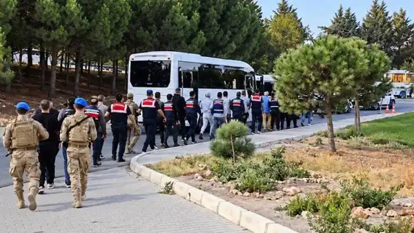 Çeşme Belediyesi'ne operasyon: 12 kişi adliyeye sevk edildi