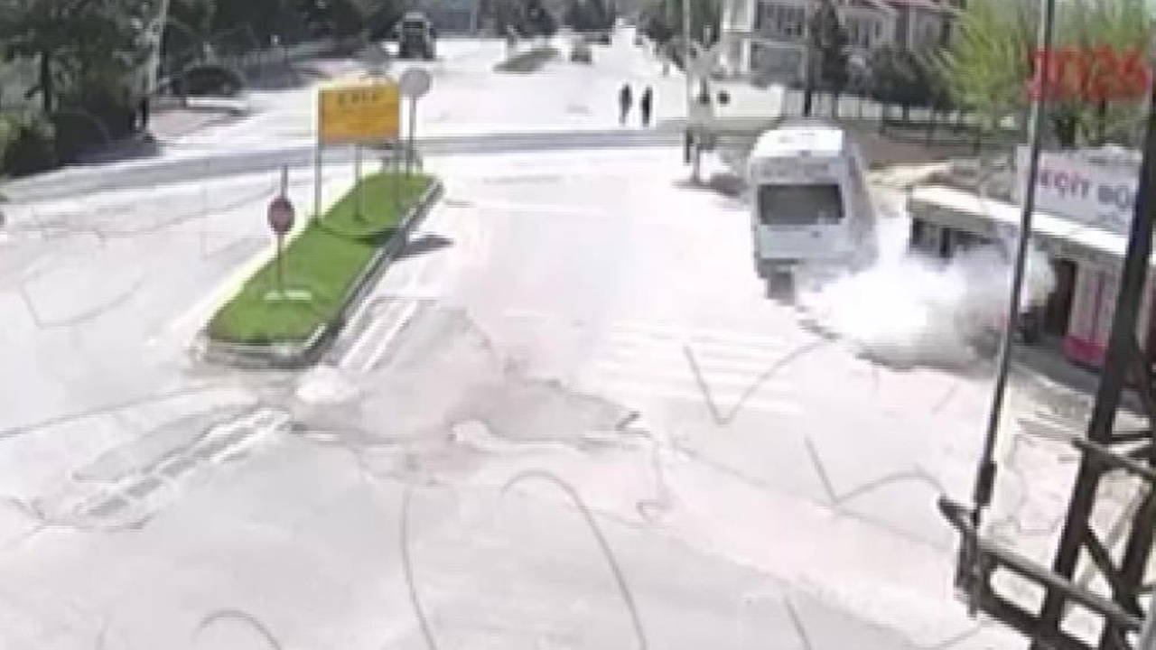 Kaldırıma çarptı, durağı yere serdi: İki genç kızın saniyelerle kurtulduğu kaza anı kamerada