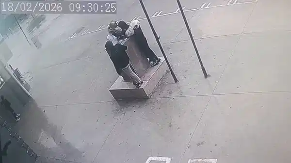 Öğrenciler fırtınada düşmek üzere olan Atatürk büstünü korudular