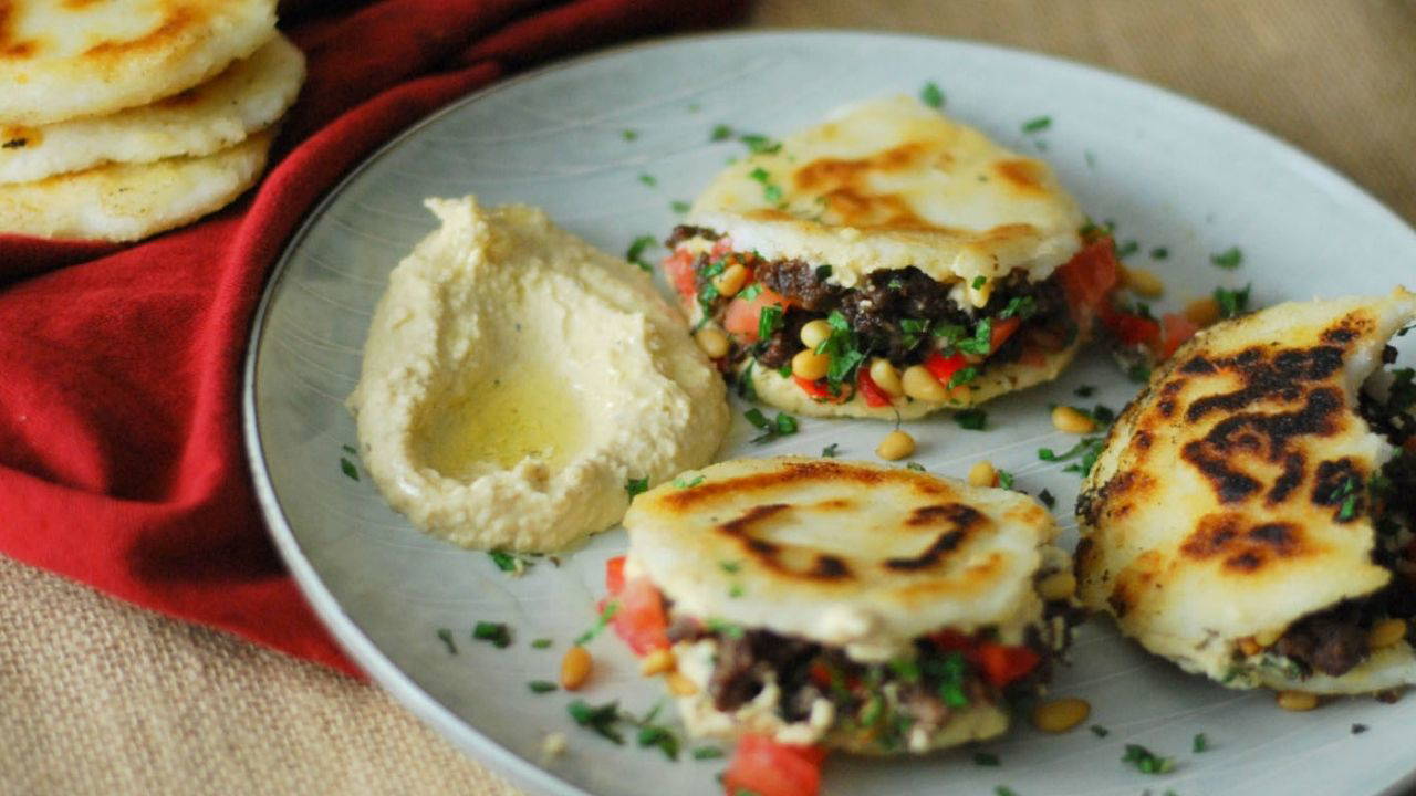 Kolombiya Mutfağının Vazgeçilmezi: Arepas
