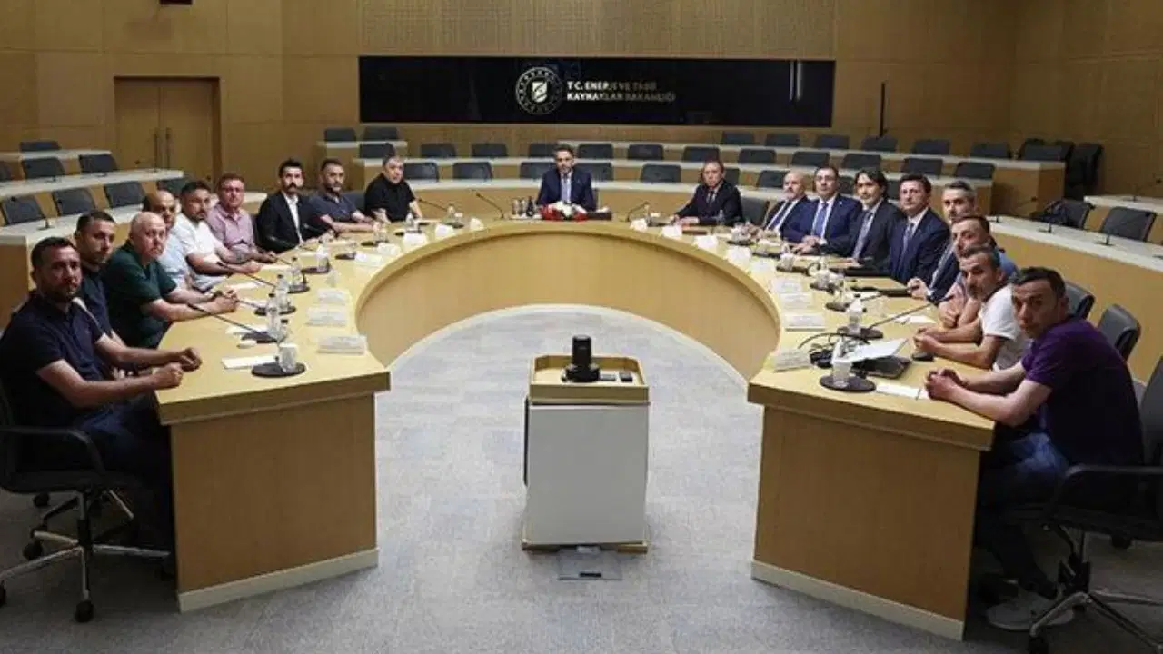 Yürüyen madenciler Bakan Bayraktar'la görüştü: “Alacakları ödenene kadar sürecin takipçisiyiz”