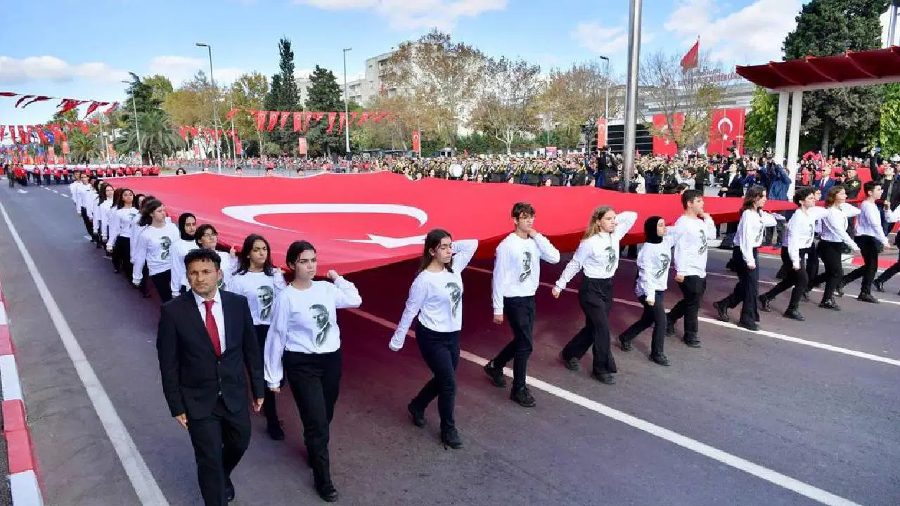 İstanbul Valiliği Duyurdu: 29 Ekim Korteji Yağış Nedeniyle Ertelendi!