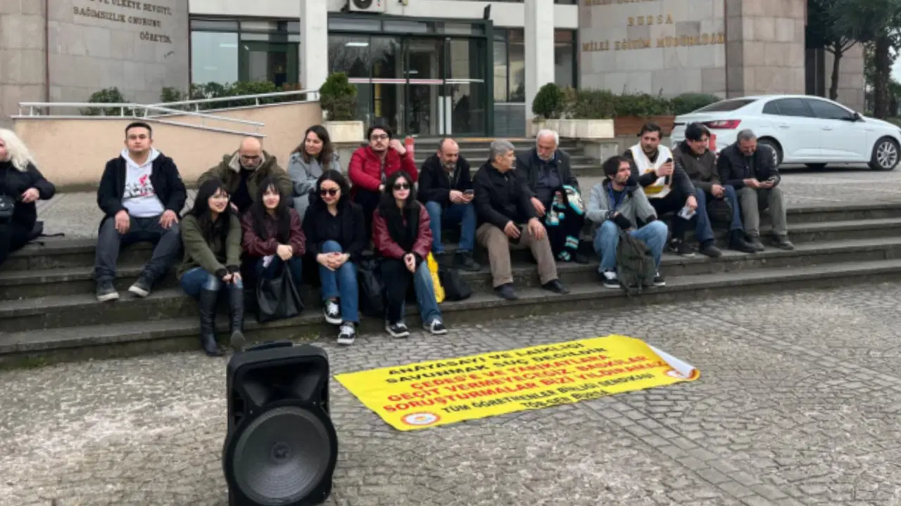 Bursa'da sürgün edilen öğretmenin 'Okulumu geri istiyorum’ eylemi ikinci haftasında