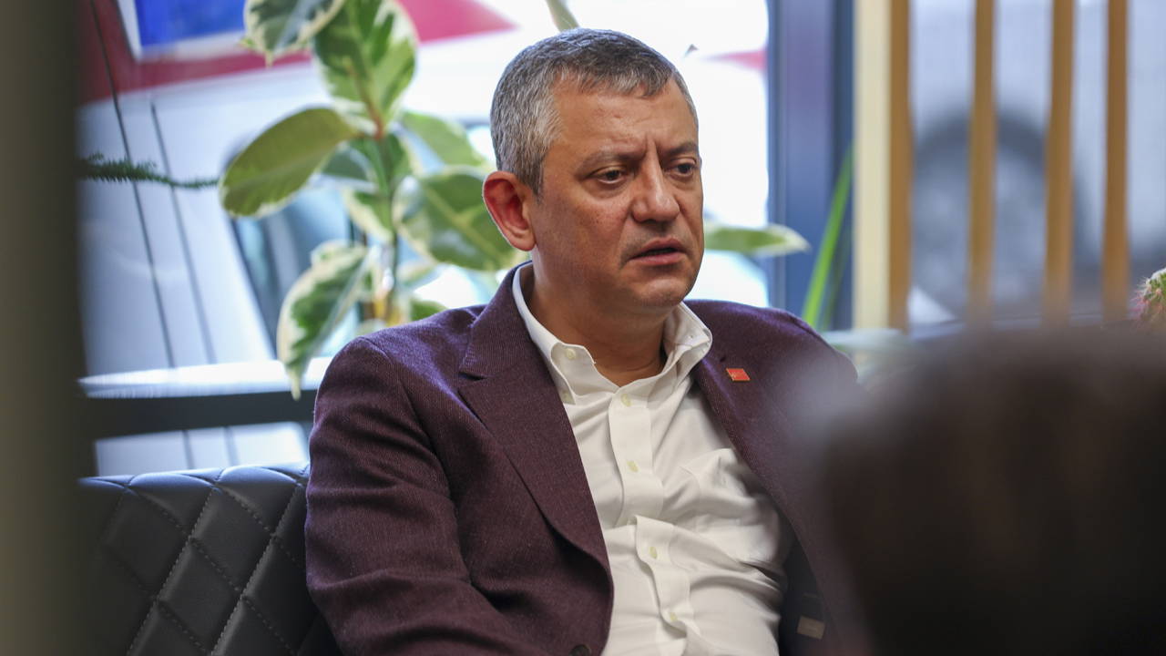 Özgür Özel'den canlı yayında PKK'nin fesih metnindeki 'Lozan' ve 'soykırım' ifadelerine sert tepki! 'Bu bildirinin iki tane muhatabı var...'