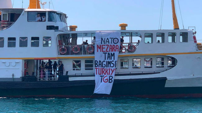 Vapurda 'NATO mezara, tam bağımsız Türkiye' pankartı açanlar serbest bırakıldı