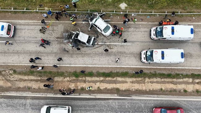 Trafik kazası bir aileyi yok etti