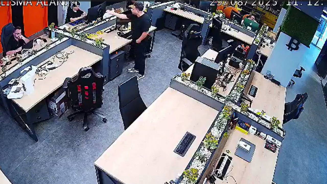 Hakkı Alkan, çalışanına 'saksı' fırlattı!