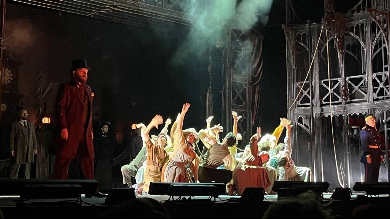 'Jekyll ve Hyde Müzikali' yenilenen kadrosuyla seyirci karşısına çıktı