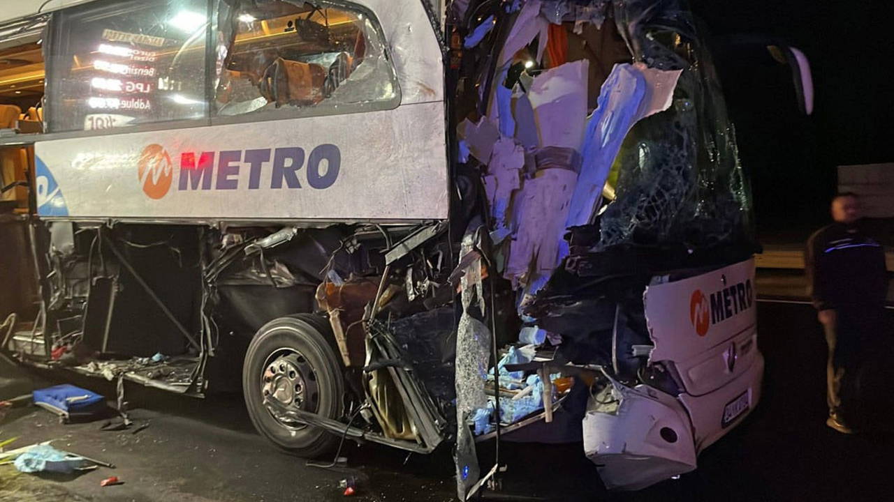 Sakarya'da Metro'ya ait yolcu otobüsü TIR'a çarptı: Çok sayıda yaralı var!