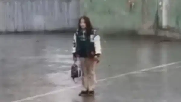 Yağmurun altında İstiklal Marşı okumuştu: O öğrenci ödüllendirildi